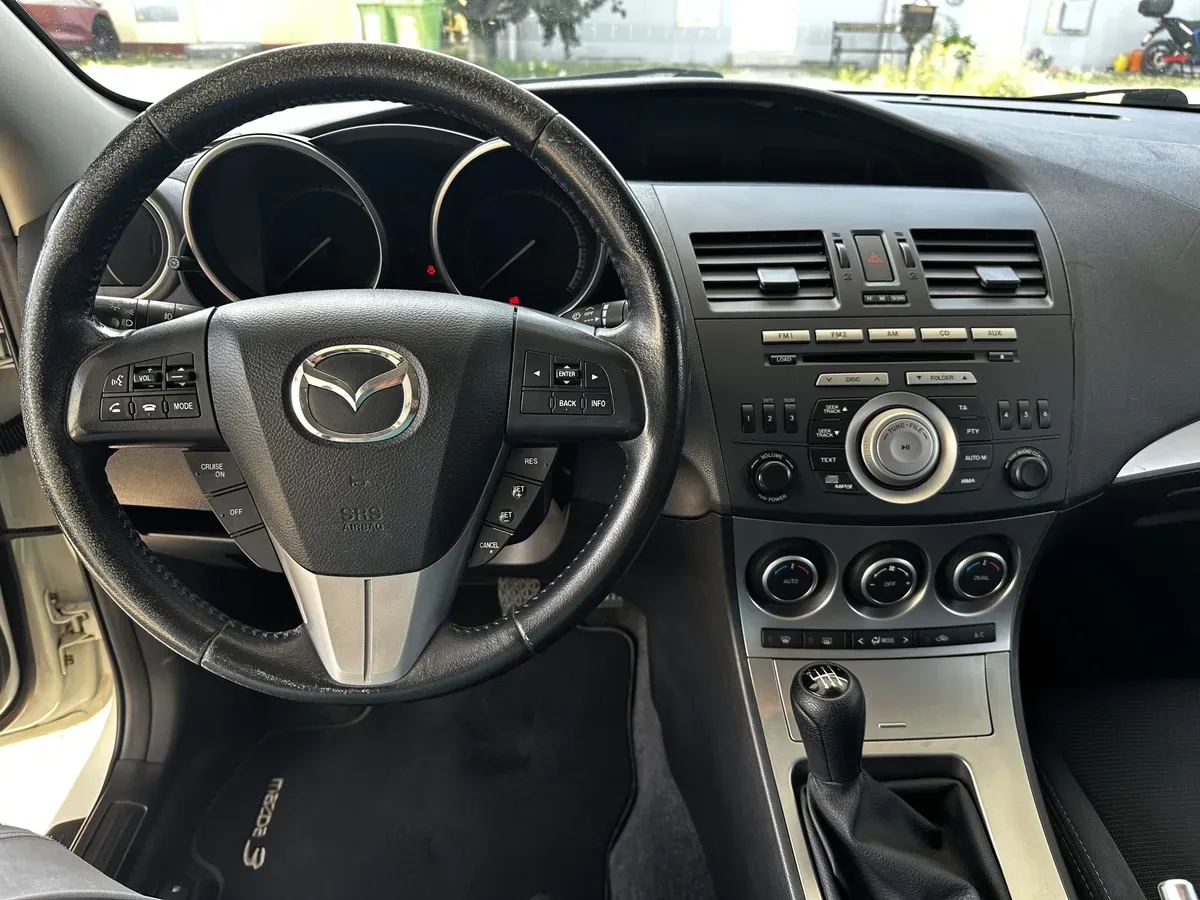 Mazda Mazda3 2011 photo 3