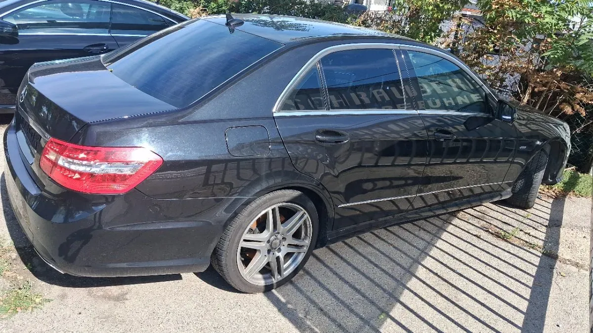 Mercedes-Benz E-Class 2011 photo 2