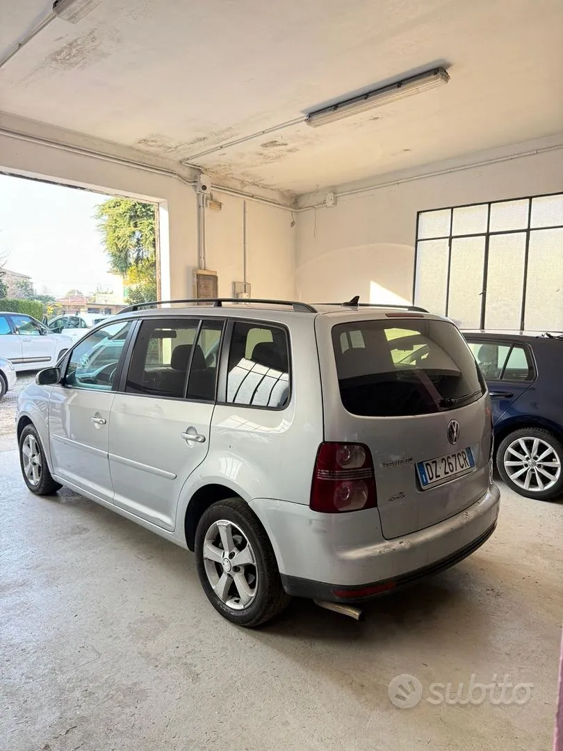 Volkswagen Touran 2009 photo 3