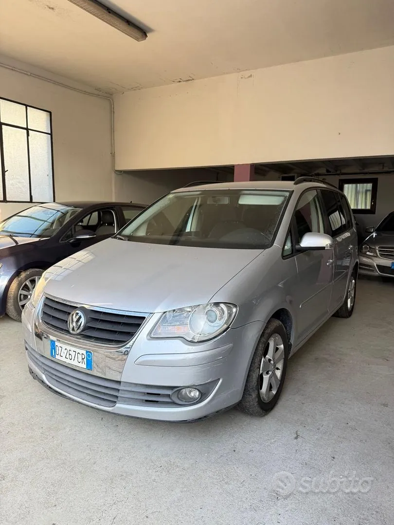 Volkswagen Touran 2009 photo 2
