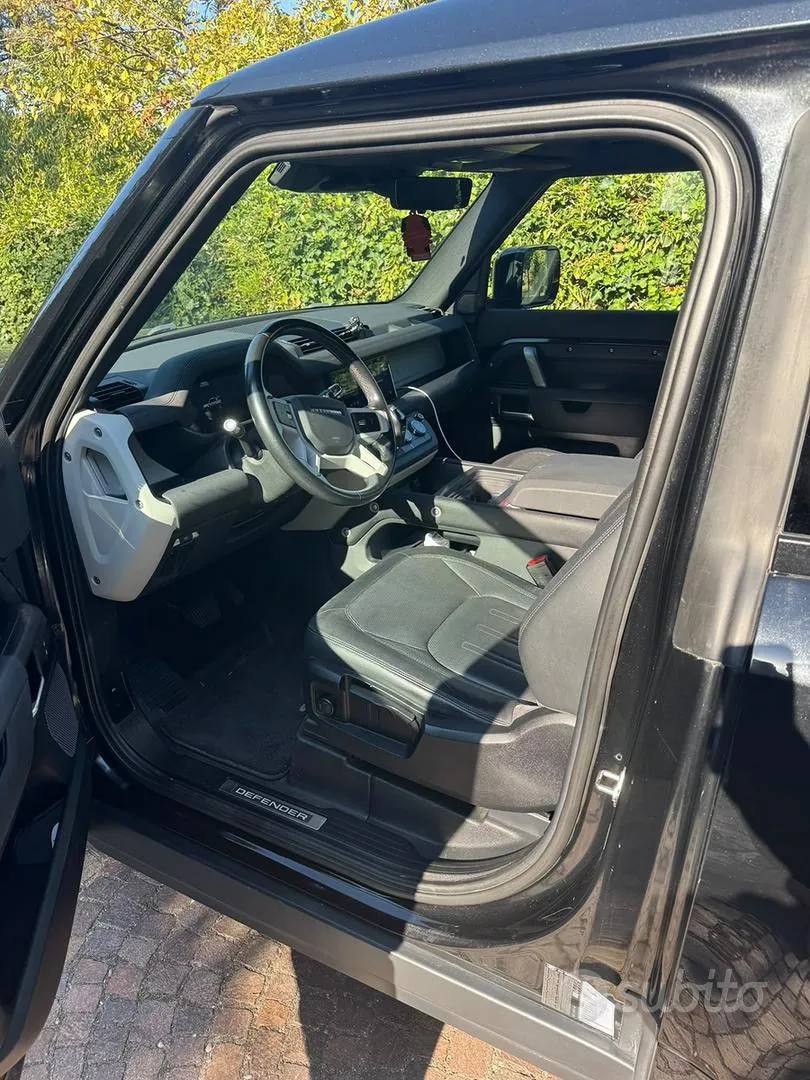 Land Rover Defender 2021 photo 2