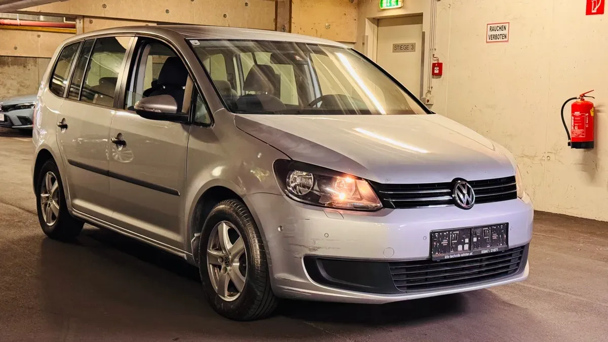 Volkswagen Touran 2011 photo 2