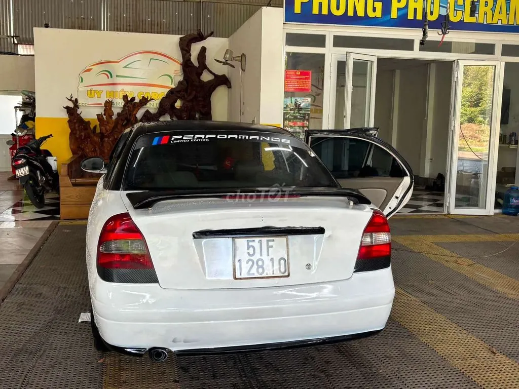 Daewoo Nubira photo 2