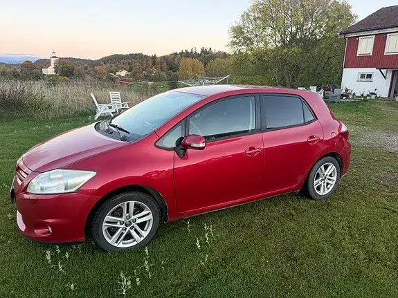Toyota Auris 2012 photo 2
