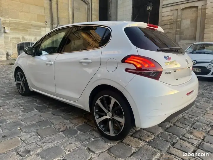 Peugeot 208 2016 photo 3