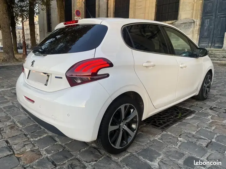 Peugeot 208 2016 photo 5