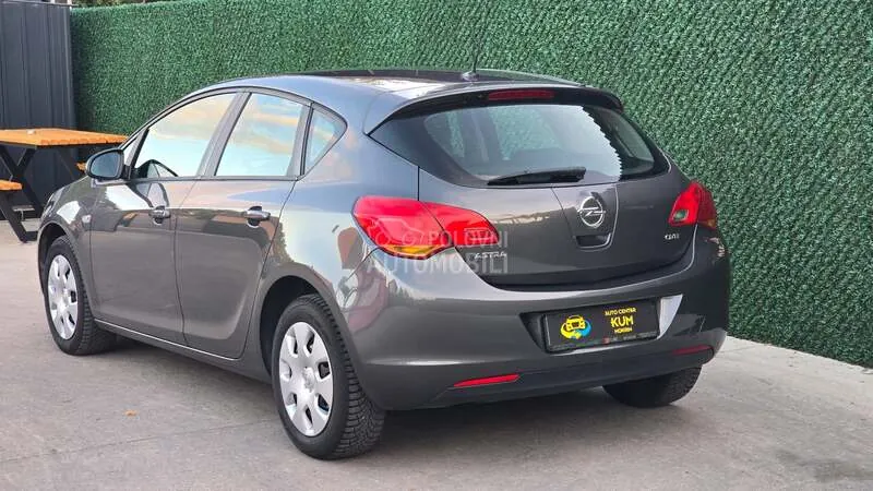 Opel Astra J 2010 photo 3