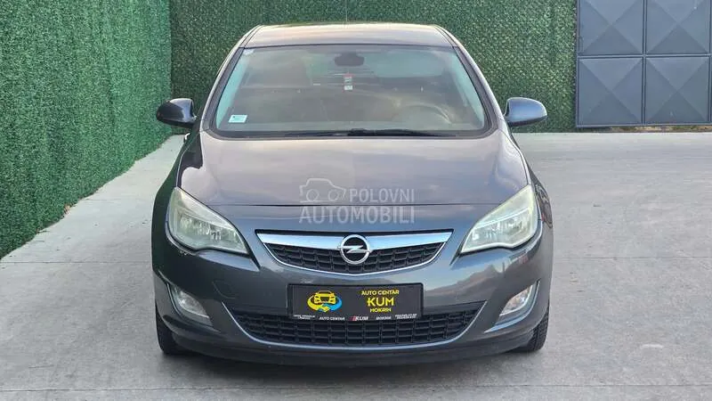 Opel Astra J 2010 photo 4