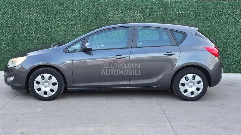 Opel Astra J 2010 photo 2