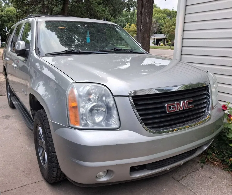 GMC Yukon 2010 photo 2
