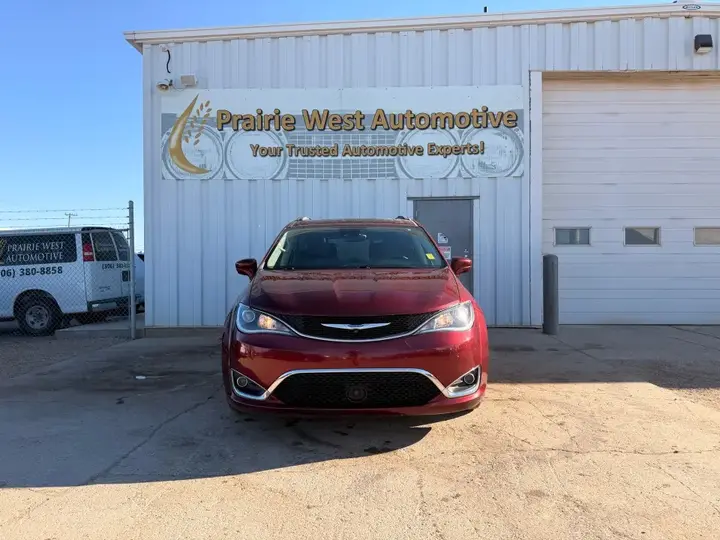 Chrysler Pacifica 2017 photo 2