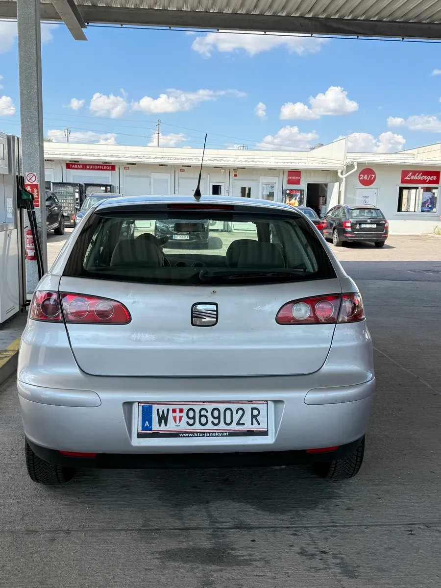 Seat Ibiza 2002 photo 2