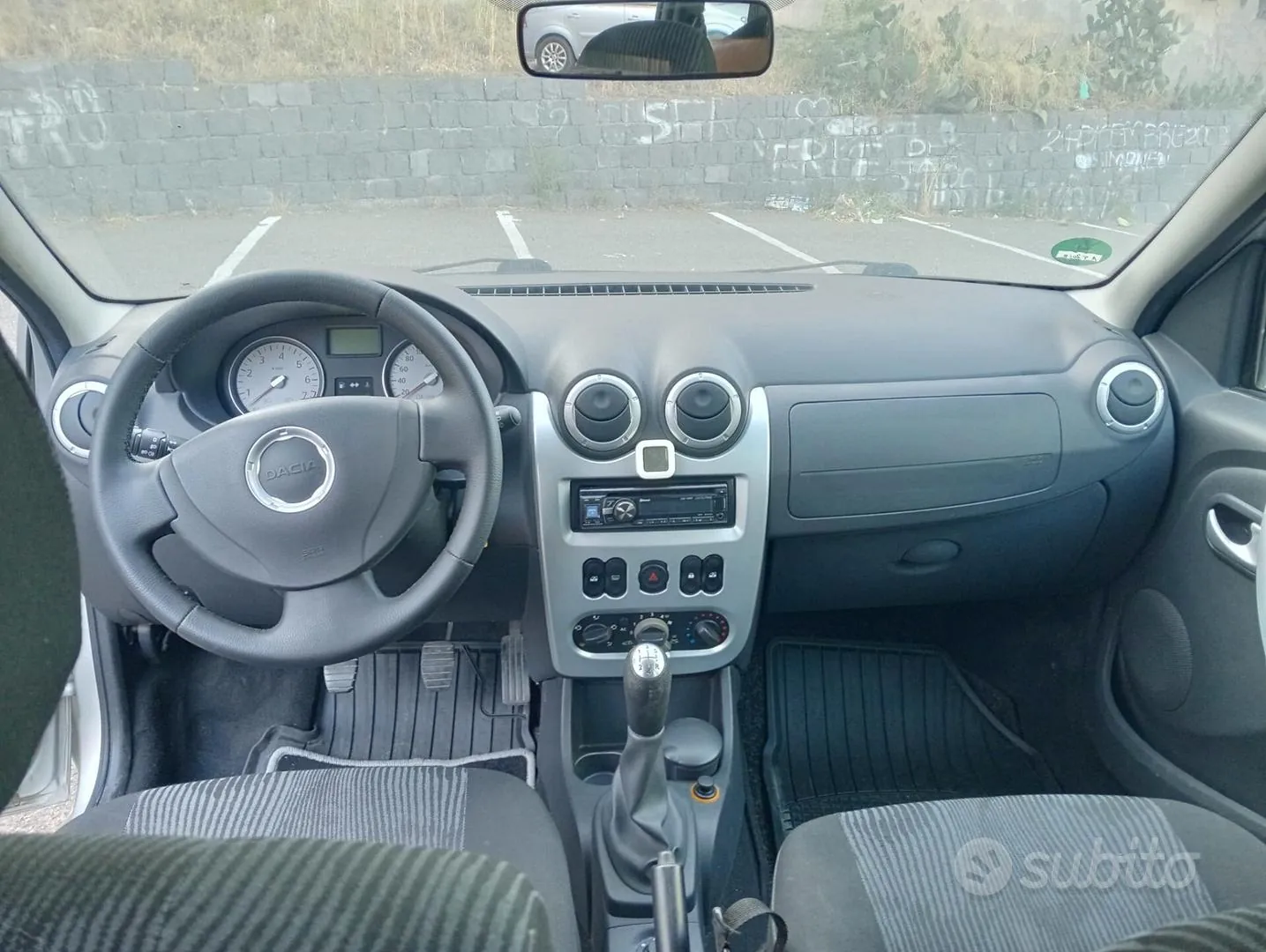 Dacia Logan 2011 photo 2