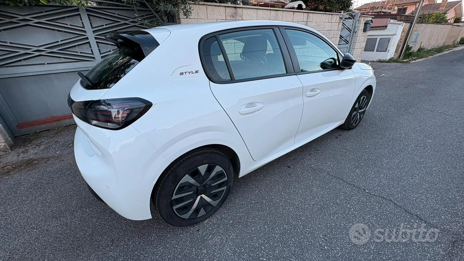Peugeot 208 2024 photo 3