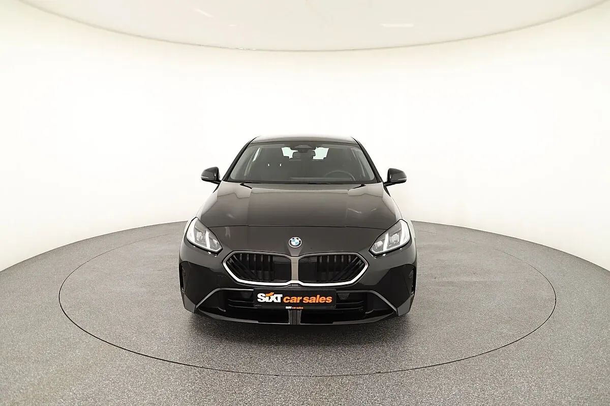 BMW 1 Series 2025 photo 2