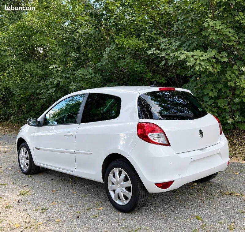 Renault Clio 2012 photo 2