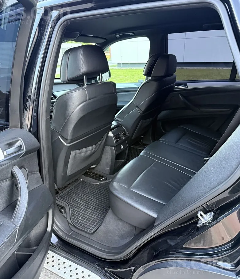BMW X5 2010 photo 2