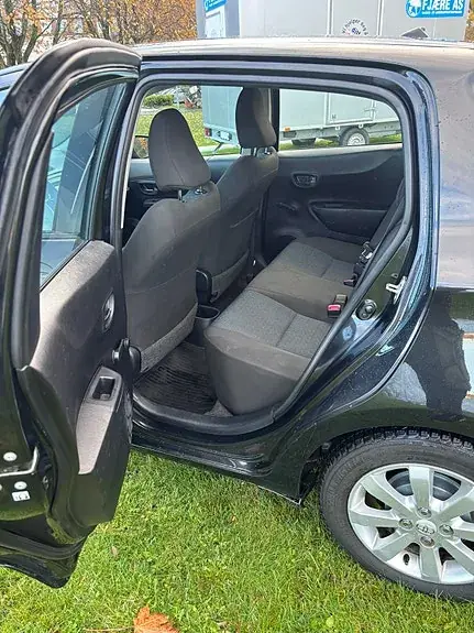 Toyota Yaris 2012 photo 4