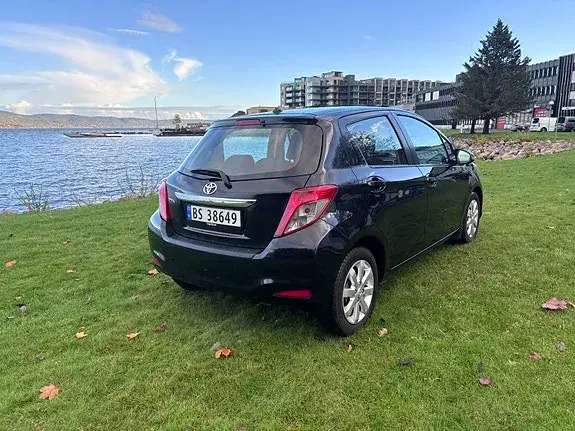 Toyota Yaris 2012 photo 2
