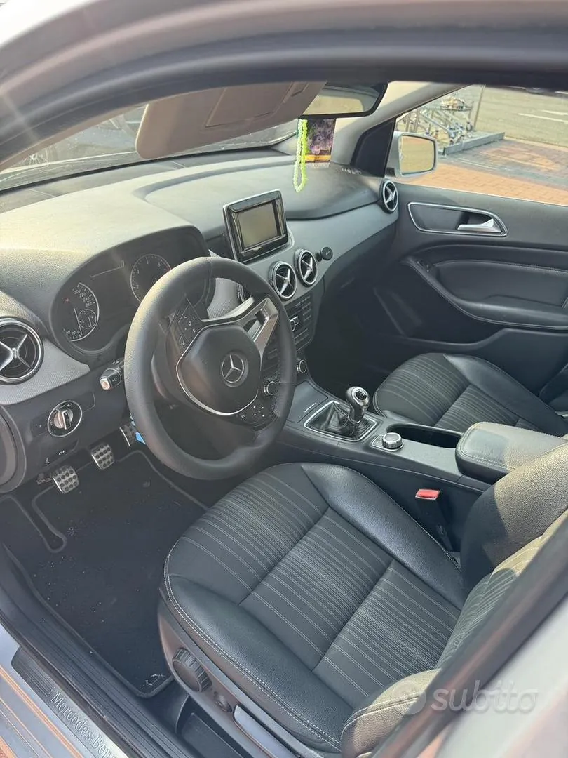 Mercedes-Benz B200 2014 photo 3