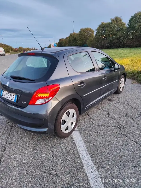 Peugeot 207 2012 photo 2