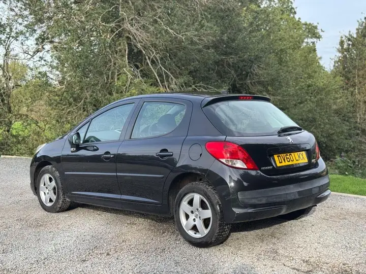 Peugeot 207 2010 photo 2
