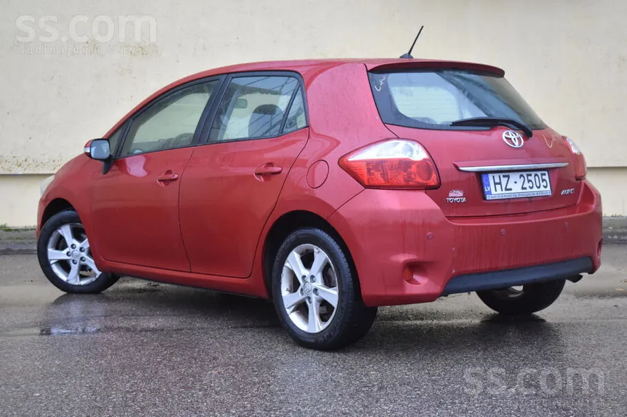 Toyota Auris 2011 photo 2
