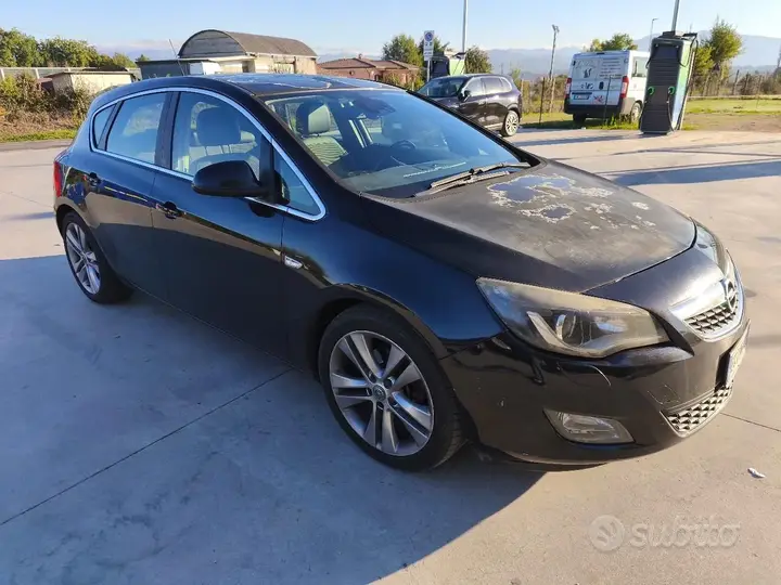 Opel Astra 2011 photo 2