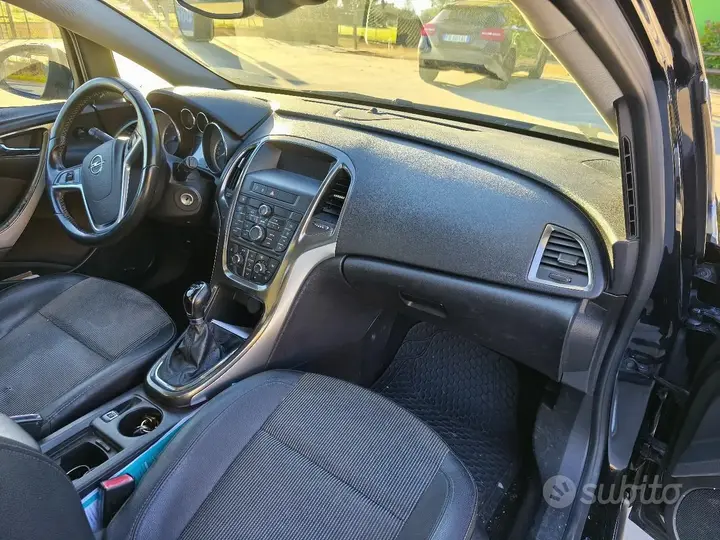 Opel Astra 2011 photo 3