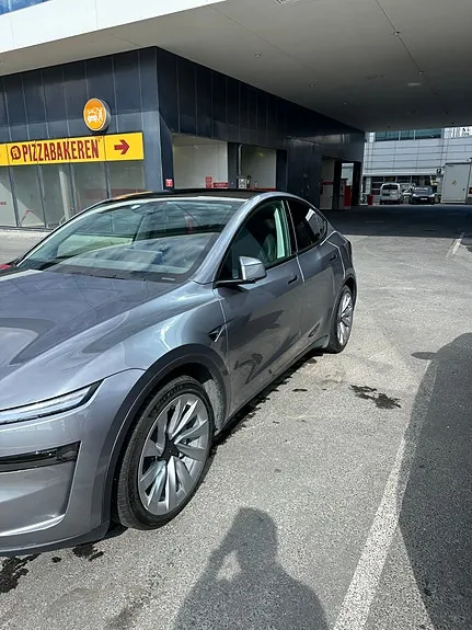 Tesla Model Y 2025 photo 2