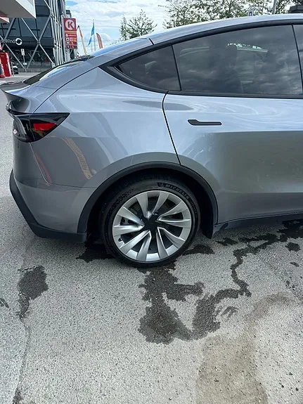 Tesla Model Y 2025 photo 5