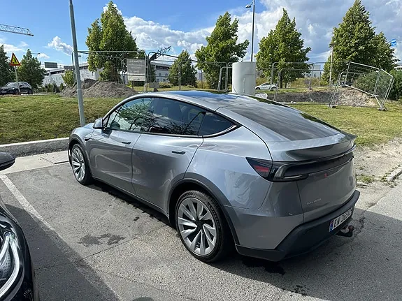Tesla Model Y 2025 photo 4