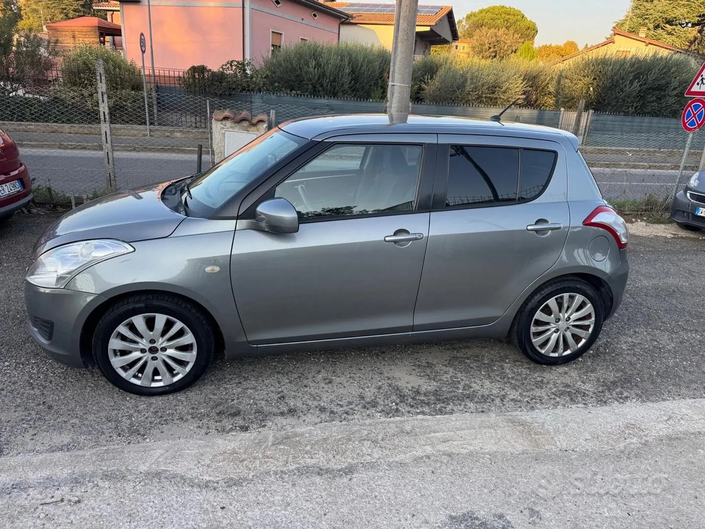 Suzuki Swift 2011 photo 2