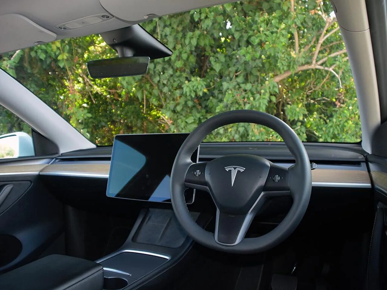 Tesla Model Y 2023 photo 2