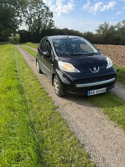 Peugeot 107 2011 photo 2