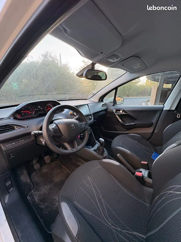 Peugeot 208 2015 photo 4
