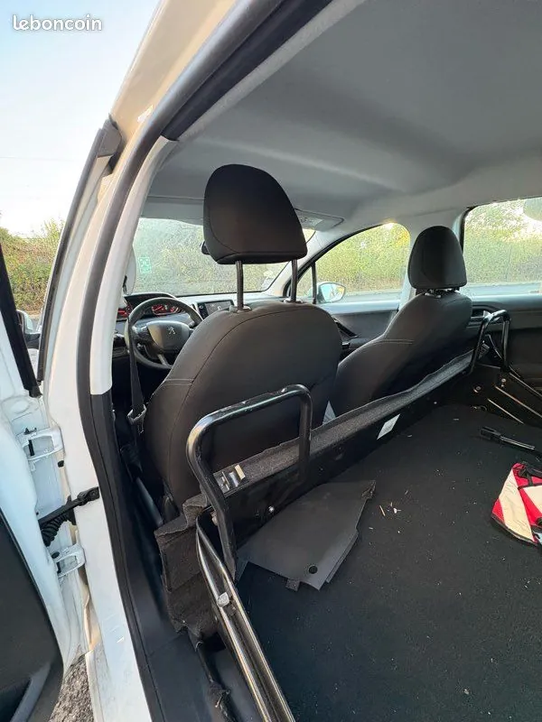 Peugeot 208 2015 photo 5