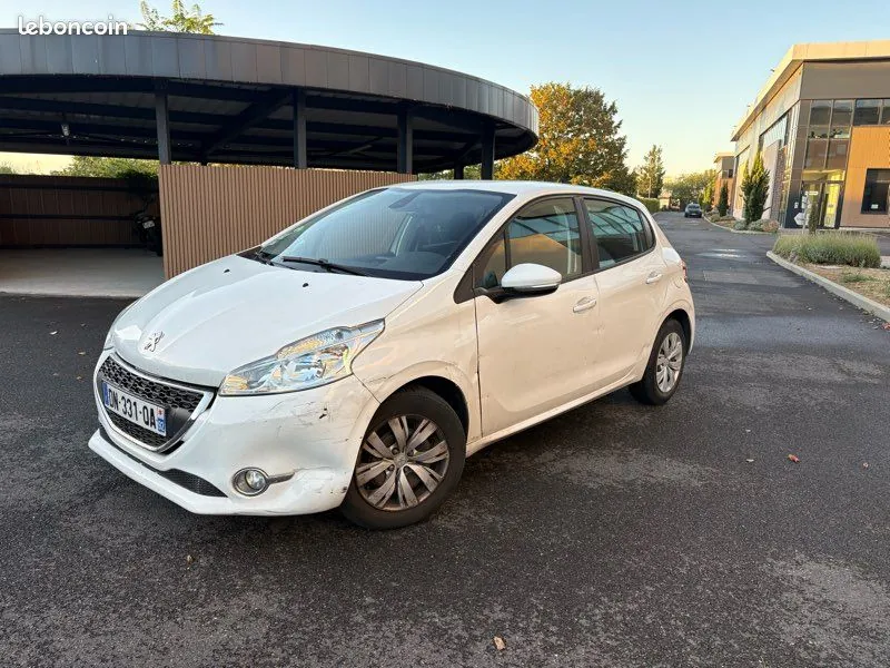 Peugeot 208 2015 photo 2