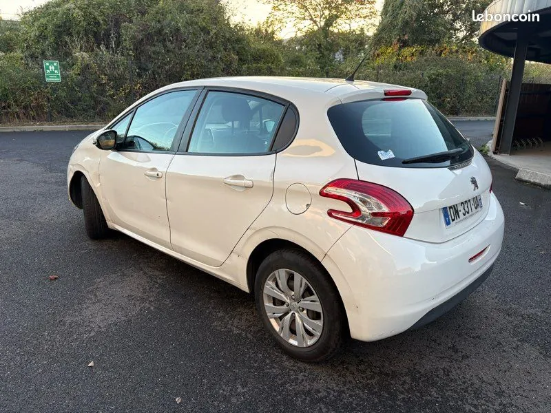 Peugeot 208 2015 photo 3