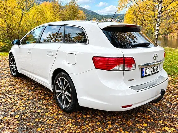 Toyota Avensis 2013 photo 2