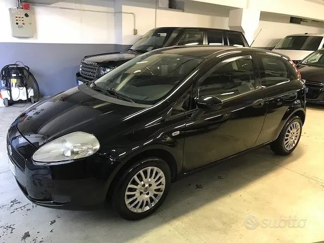 Fiat Grande Punto 2011 photo 2