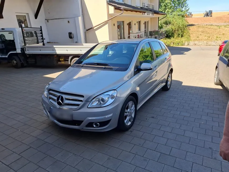 Mercedes-Benz B180