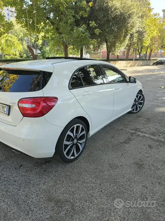 Mercedes-Benz A 180D 2015 photo 2