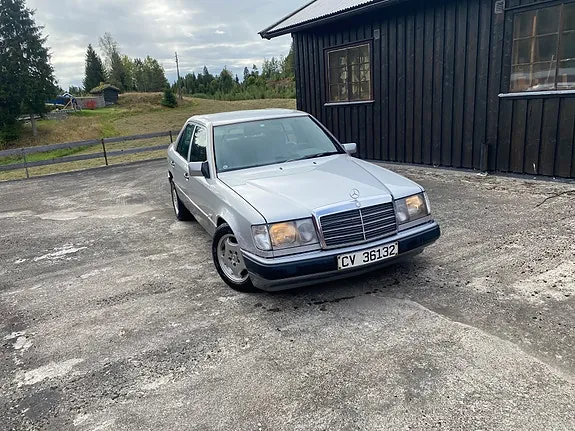 Mercedes-Benz E200 1992 photo 3