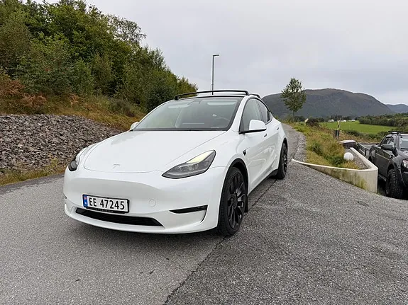 Tesla Model Y 2023 photo 2
