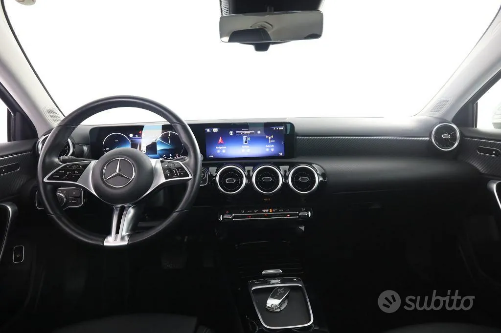 Mercedes-Benz A180 2023 photo 4