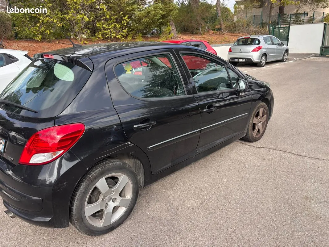 Peugeot 207 2010 photo 2