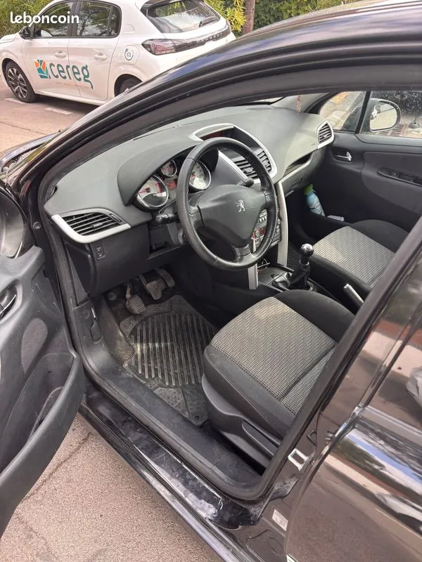 Peugeot 207 2010 photo 3
