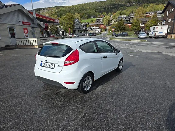 Ford Fiesta 2011 photo 2