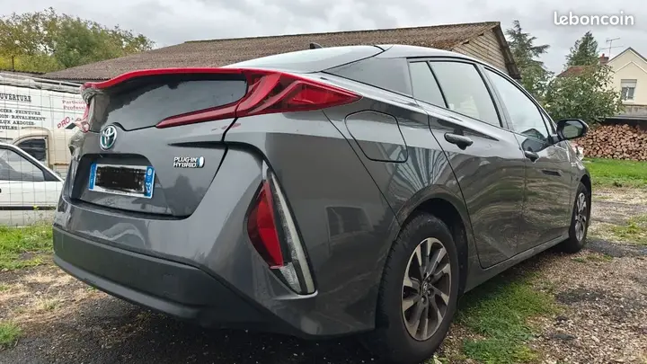 Toyota Prius 2017 photo 2